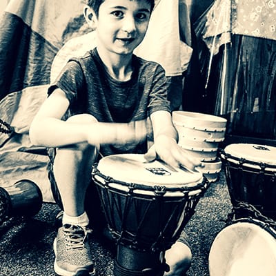 Jong seun speel bongos